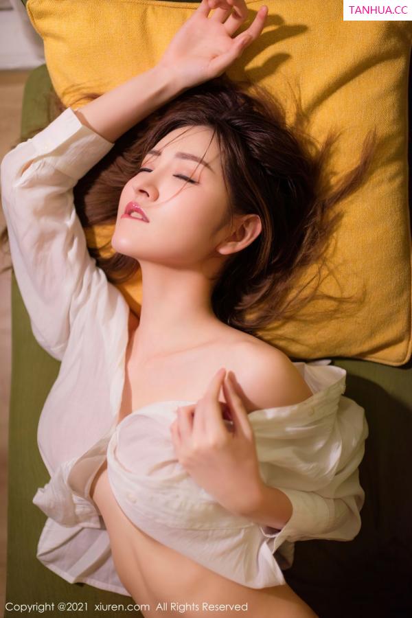 沈梦瑶  宅男女神沈梦瑶 慵懒的躺在沙发上第22张图片